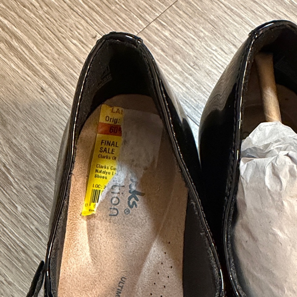 Elegant Black Patent Leather Mary Jane Shoes - Picture 3 of 3